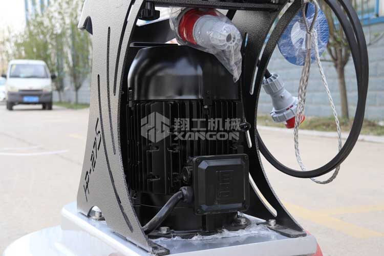 拋光機(jī)是為了讓地面表面有光澤，需要先研磨后才可以拋光。拋光分為粗拋和精拋，這時(shí)候可以使用拋光機(jī)，配合拋光墊，提高地面的光澤度。高速地坪拋光機(jī)讓你輕松完成地坪拋光工作，提高地坪亮度。