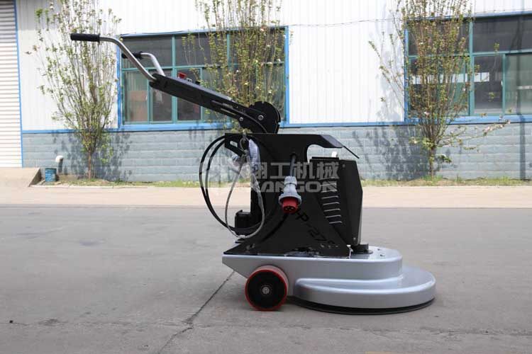 拋光機(jī)是為了讓地面表面有光澤，需要先研磨后才可以拋光。拋光分為粗拋和精拋，這時(shí)候可以使用拋光機(jī)，配合拋光墊，提高地面的光澤度。高速地坪拋光機(jī)讓你輕松完成地坪拋光工作，提高地坪亮度。