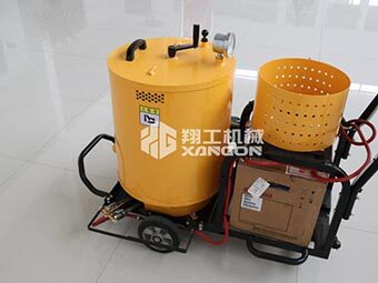 瀝青灌縫機廠家迎合路面養(yǎng)護需求，適應市場變化