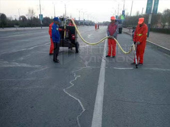 強化春季公路養(yǎng)護，保證道路通暢