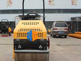 座駕壓路機“身材小，能量大”