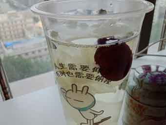 炎炎夏日到來，一杯銀耳紅棗美如詩！