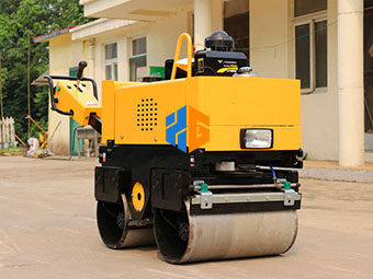 為什么小型壓路機(jī)適合公路養(yǎng)護(hù)呢？